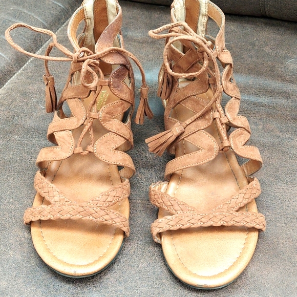 Sonoma Shoes - Women's size 9 sandals light brown